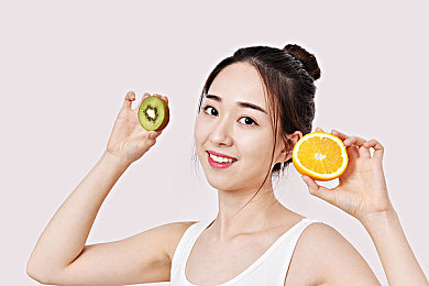 张婉莹13和14岁女孩的合影＼青春合影见证成长烦恼，引发关注青少年心理健康-1