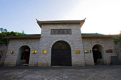男生把困＼户外探险求生记：险境逃生挑战之旅-2