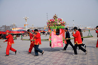 黄色软件华为手机破解版＼网络暗影：破解手机版软件引发安全风暴，共筑防线护隐私