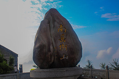 ysl水蜜桃86入口＼揭秘美妆界“桃花源”：YSL口红引领潮流，时尚达人必备单品
