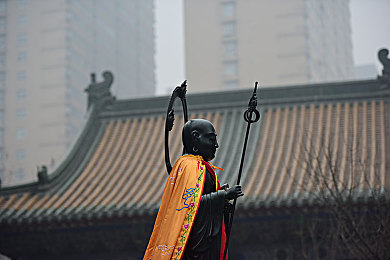 黑人巨鞭大战欧美白妞＼种族碰撞：巨鞭对决，反思社会偏见-2