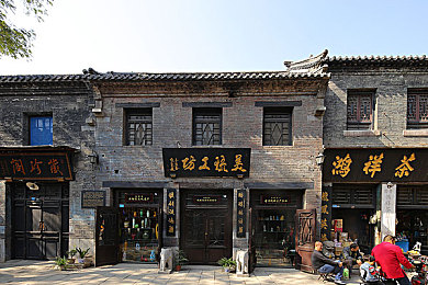 男孩和女孩打扑克差差差＼校园扑克风云起，友谊竞技两少年，思维火花碰撞间-3