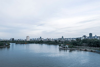 打扑克一上一下软件＼扑克氛围再现，技巧提升乐园，共享竞技乐趣-1