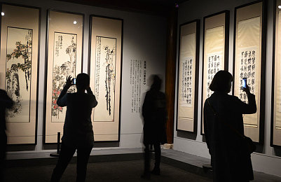 学生把 ×进了老师的 里＼“校园趣闻：误将“玩具笔”放老师衣领，引发师生关系与安全教育思考”-3