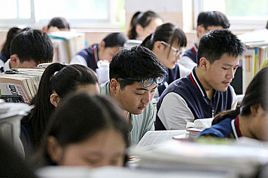河南2个伴娘被十多个男子欺负＼婚礼惨剧震人心弦，两伴娘遭遇群殴，社会呼唤法治守护和谐庆典-2